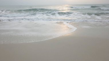 Sunset Twilight alacakaranlık Beach dalga güneş Video. İnanılmaz güzel günbatımı Tayland sahilde. Güneş, gökyüzü, deniz, dalgalar ve kum. Bir tatil deniz