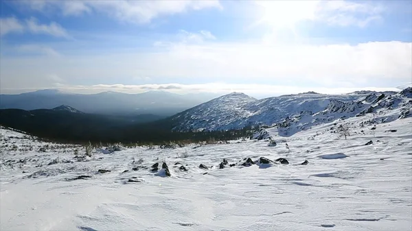 Altas montanhas cobertas de neve. Vídeo. Montanhas nevadas à noite. Cáucaso Montanhas, Geórgia, estância de esqui Gudauri. Terreno coberto de neve montanhoso — Fotografia de Stock