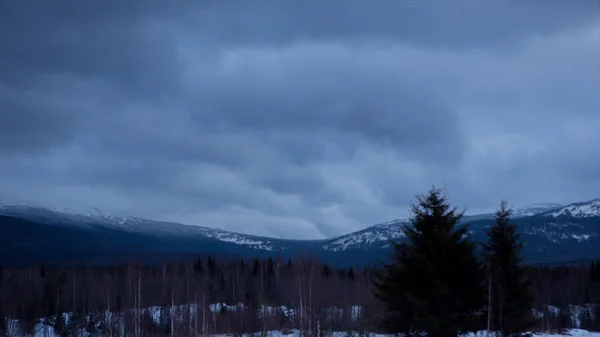 美丽的冬季景观与雪的树木。视频.冬山山水蓝天。时差 — 图库照片