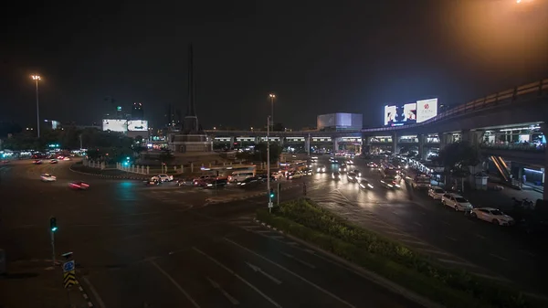 Lalu lintas malam, mobil mengemudi dalam arus sibuk malam kota, pemandangan kota. Video. Gerakan mobil di kota pada malam hari — Stok Foto