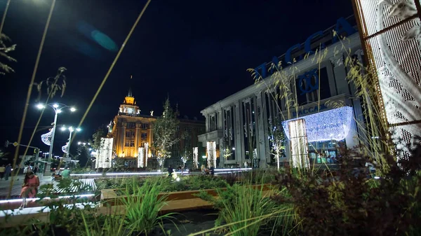 Ekaterimburgo, Rusia - Julio 2017: Área de Ekaterimburgo. Plaza 1905 por la noche. Tranquilidad urbana en la ciudad por la noche —  Fotos de Stock