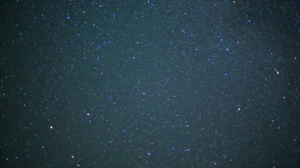 Όμορφο νυχτερινό ουρανό και τα αστέρια με μετεωρίτη ή πεφταστέρι ως φόντο. Βίντεο. Κινούμενη εικόνα ενός έναστρου ουρανού με πεφταστέρια — Φωτογραφία Αρχείου