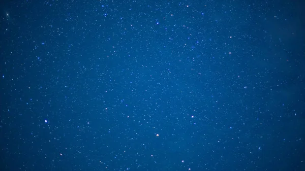 Céu noturno bonito e estrelas com meteoro ou estrela cadente como fundo. Vídeo. Animação de um céu estrelado com estrelas caindo — Fotografia de Stock