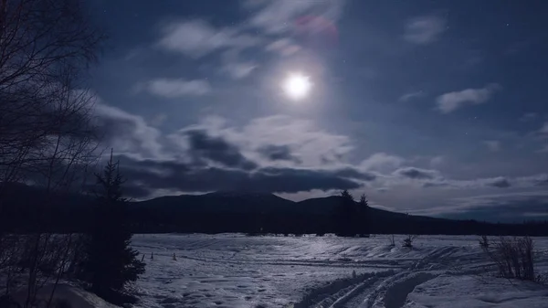 Winter landschap in de nacht. Video. Licht van de volle maan. Winter landschap met de maan en de sterren. Timelapse. Mooie winter. — Stockfoto