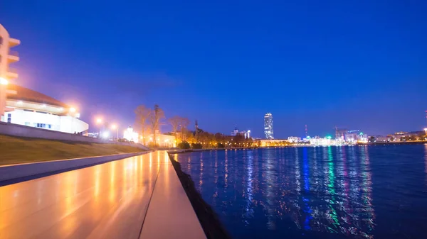 Rivier in de stad. Video. Timelapse. Avond wandeling door de stad aan de oevers van rivieren, prachtige kleuren in de avond — Stockfoto