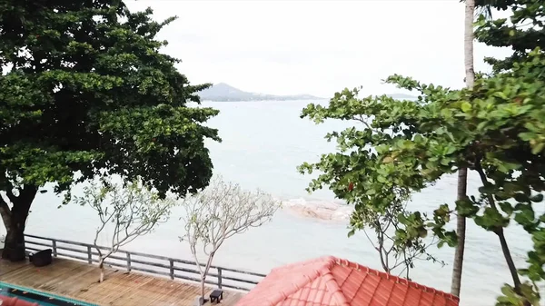 Aerial of Beautiful Fisherman Village and Pier, Top View. Vídeo. Vista superior de uma aldeia tropical à beira-mar — Fotografia de Stock