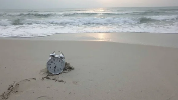 Χρόνος διακοπών. Ξυπνητήρι στην άμμο. Βίντεο. Παρακολουθήστε την παραλία. Παρακολουθήστε ξαπλωμένοι στην άμμο της θάλασσας συμβολίζει μια εποχή ανάπαυσης — Φωτογραφία Αρχείου