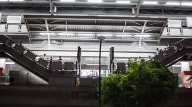 İnsanlar merdivenlerden metroya yürürken. Video. Bir sürü insan Bitirim metro, merdivenlerden yukarı git