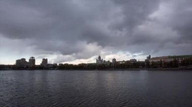Şehrin nehirde. Video. Timelapse. Bulutlu hava şehirde. Kasvetli ruh hali, evden çıkmak istiyor musunuz