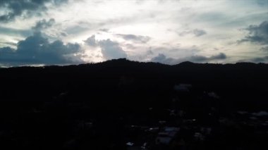 Binalar ve dağlar Hill Hava görünümünü. Video. Hava şehir tepe üzerinde. Tepe üzerinde şehrin üzerinde güzel bulutlar