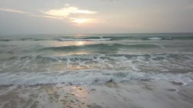 Sunset Twilight alacakaranlık Beach dalga güneş Video. İnanılmaz güzel günbatımı Tayland sahilde. Güneş, gökyüzü, deniz, dalgalar ve kum. Bir tatil deniz