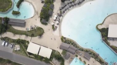 Üstten Görünüm lüks otel tropikal Plajı'nda yüzme havuzunda. Video. Bir turistik otel bir yüzme havuzu ile Üstten Görünüm