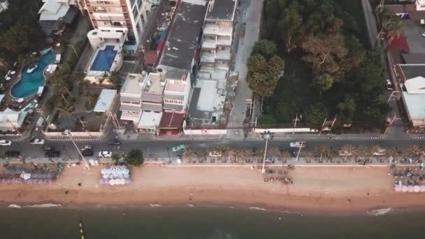 Les voitures roulent sur la belle route océanique. Vidéo. Vue de dessus de la zone routière près de la mer — Video