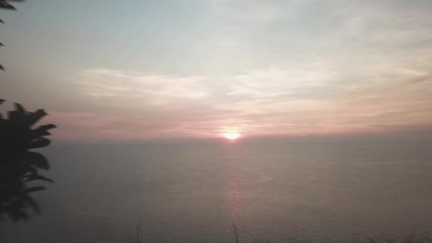Panorama di bellissimo tramonto sull'oceano. Un video. Vista del paesaggio marino al tramonto in mezzo all'oceano. Aerea — Video Stock