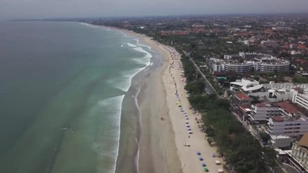 Vue de dessus des vagues dans une plage. Vidéo. Vue de dessus des maisons près de la mer. Côtier de la mer, vue sur le dessus 