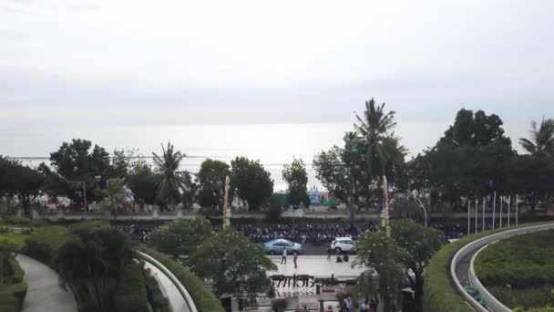 Hotel di lusso con vegetazione verde. Un video. Vista dall'alto delle case vicino al mare. Costa del mare, vista dall'alto — Video Stock