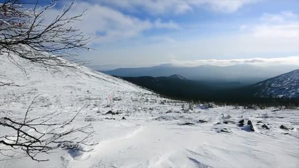 高山覆盖着白雪。视频.晚上下雪的山脉。高加索山脉, 佐治亚州, 滑雪胜地 Gudauri。山地冰雪覆盖的地形 — 图库视频影像