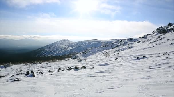 높은 산 눈으로 덮여. 비디오입니다. 저녁에 설 산입니다. 코 카 서 스 산맥, 조지아, 스키 리조트 Gudauri. 눈 덮인 산악 지형 — 비디오