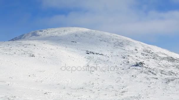 High mountains covered with snow. Video. Snowy mountains in evening. Caucasus Mountains, Georgia, ski resort Gudauri. Mountainous snow-covered terrain — Stock Video