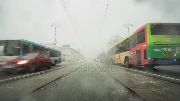 Ekaterimburgo, Rusia - Diciembre de 2017: Los coches durante una nevada en la ciudad crean mayores problemas para el movimiento de automóviles. Movimiento de vehículos en la ciudad durante una nevada — Vídeo de stock