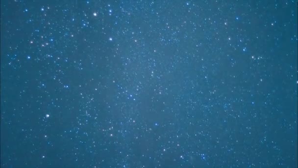 Céu noturno bonito e estrelas com meteoro ou estrela cadente como fundo. Vídeo. Animação de um céu estrelado com estrelas caindo — Vídeo de Stock