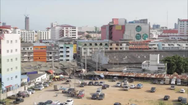 Parkeren in de sloppenwijken van Thailand. Video. De architectuur van de sloppenwijken ten zuiden van de stad. Veel auto's, reclameborden en huizen — Stockvideo