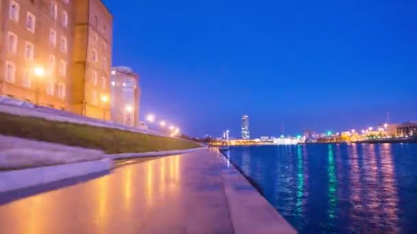 River in the city. Video. Timelapse. Evening walk through the city on the banks of rivers, beautiful colors in the evening — Stock Video