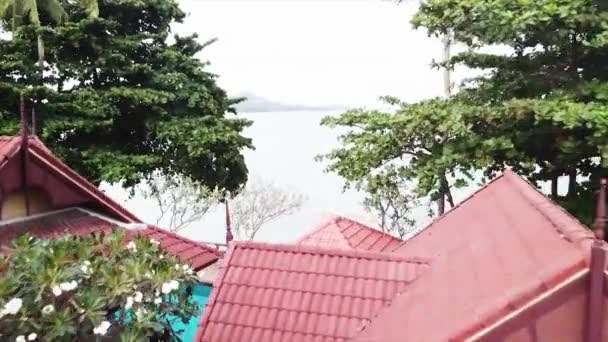 美しい漁師村の桟橋、平面図航空。ビデオ。熱帯村で、海の上から見る — ストック動画