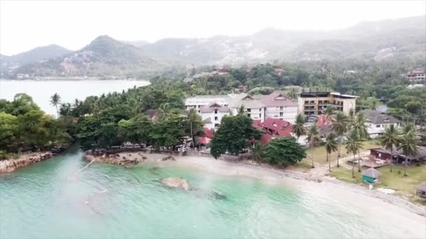 Vue Aérienne Du Beau Village De Pêcheurs Et De La Masse, Vue Sur Le Dessus. Vidéo. Vue de dessus d'un village tropical au bord de la mer — Video