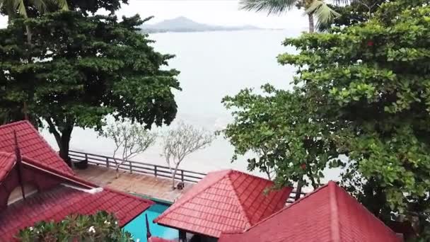 Aérea del hermoso pueblo de pescadores y muelle, vista superior. Vídeo. Vista superior de un pueblo tropical junto al mar — Vídeos de Stock