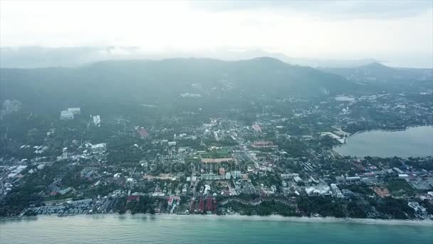 ビュー パタヤ タイ県からミリオン島のトップ。ビデオ。頂上からの眺めの海沿いの町 — ストック動画