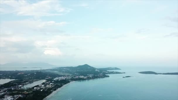 ビュー パタヤ タイ県からミリオン島のトップ。ビデオ。頂上からの眺めの海沿いの町 — ストック動画