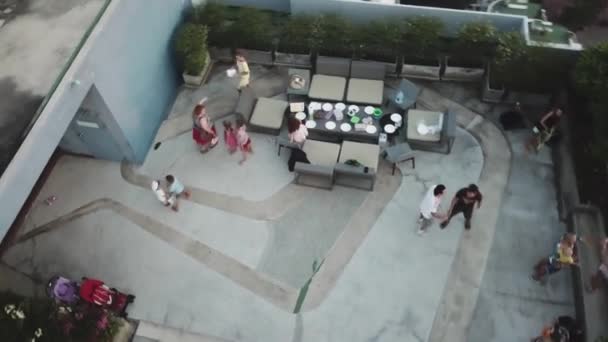 Picnic familiar en el techo. Vídeo. Una gran familia tuvo un picnic en el techo de un rascacielos. Los tan esperados parientes de la reunión — Vídeo de stock