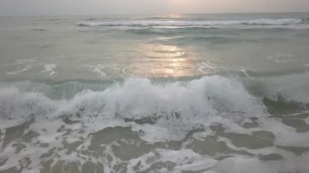 석양 황혼 황혼 비치 웨이브 일 비디오입니다. 태국에서 해변에서 매우 아름 다운 일몰입니다. 태양, 하늘, 바다, 파도 및 모래 바다로 휴가 — 비디오