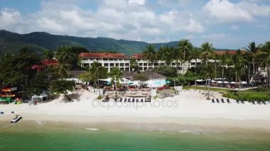 Üstten Görünüm Paradise Beach. Güzel tropik ada kum plaj, palmiye ağaçları ile. Havadan görünümü adanın tropik Beach. Tropikal peyzaj: palmiye ağaçları ile plaj. Deniz manzarası: Okyanus, gök, deniz