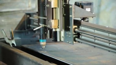 Üretimi için lazerli neşter. Küçük. Lazerli neşter çalışmaya hazır - kesme sac üretiminde