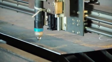 Üretimi için lazerli neşter. Küçük. Lazerli neşter çalışmaya hazır - kesme sac üretiminde