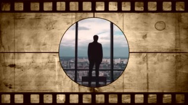 Eski animasyon film resmi suites şehir manzaralı panoramik pencerenin önünde stand erkekte arka görünümü ile negatif. bir adam arka görünümünden büyük panoramik wiindow önünde duruyor