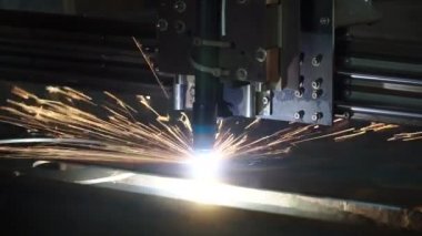 Endüstriyel lazer kesme meşale hazırlıklar metal keser. Küçük. Lazer kesici üretim. Endüstriyel cnc plazma kesim metal plaka