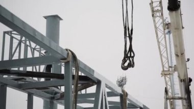 Vinç binaların yapımında kullanılır. İnşaat Şantiye Binası üzerinde ekipman vinç ve işçi yüksek site için gün aldım. İnşaat site arka plan