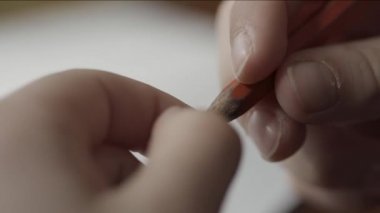 Dostum endişeyle twirls kalem, elinizde bir yakın çekim. Bir kalem tutan el ile kapatın. Parmak bir kalem makro çekim tutun. Kağıt üzerinde yazılı için bir kalem tutan el mans