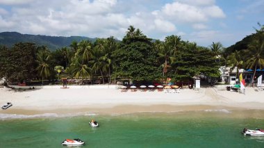 Üstten Görünüm Paradise Beach. Güzel tropik ada kum plaj, palmiye ağaçları ile. Havadan görünümü adanın tropik Beach. Tropikal peyzaj: palmiye ağaçları ile plaj. Deniz manzarası: Okyanus, gök, deniz.