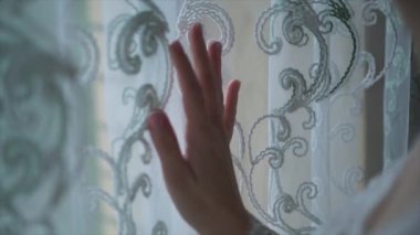 El perde ahşap yazlık evi penceresinde açılır. Küçük. Parlak güneş ışığı ile parlar. Güzel karlı kış sabahı Chalet pencerenin ışık