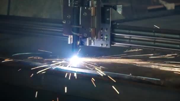 Laserschneider für die Herstellung. Clip. Laserschneidmaschine beim Schneiden des Blechs mit dem Funkenlicht — Stockvideo