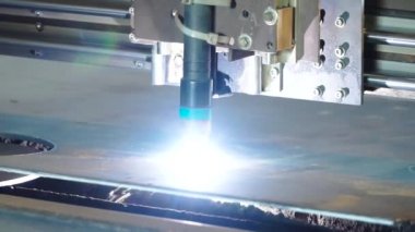Endüstriyel lazer kesme meşale hazırlıklar metal keser. Küçük. Lazer kesici üretim. Endüstriyel cnc plazma kesim metal plaka