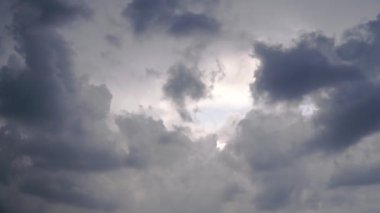 Arka plan bir gök gürültüsü fırtına öncesi karanlık bulutlar. Küçük. Bulutlar ve bulutlu hava bulutlarda. Dramatik sahne