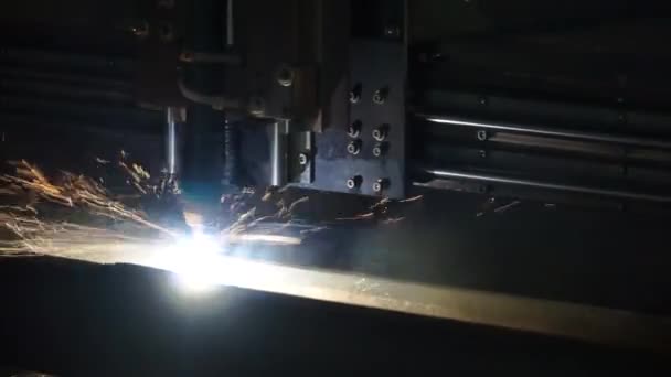 Cortador a laser para fabricação. Clipe. A máquina de corte a laser enquanto corta a chapa metálica com a luz de ignição — Vídeo de Stock