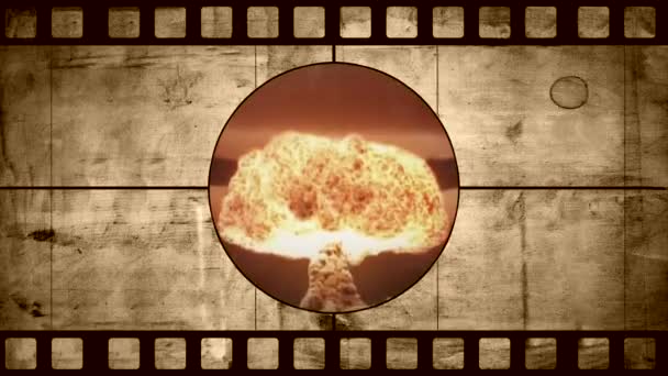 Animazione di vecchi film negativi con esplosione nucleare e le sue conseguenze animazione. La guerra nucleare e le sue conseguenze animazione. L'esplosione di una bomba nucleare nell'animazione cittadina — Video Stock