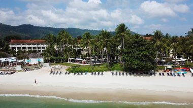 Üstten Görünüm Paradise Beach. Güzel tropik ada kum plaj, palmiye ağaçları ile. Havadan görünümü adanın tropik Beach. Tropikal peyzaj: palmiye ağaçları ile plaj. Deniz manzarası: Okyanus, gök, deniz.