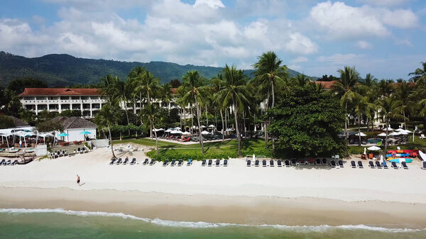 Вид сверху на пляж Парадизе. Красивый тропический остров с песчаным пляжем, пальмами. Вид с воздуха на тропический пляж на острове. Тропический пейзаж: пляж с пальмами. Морской пейзаж: океан, небо, море
.